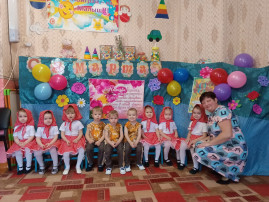 Международный женский день в группе раннего возраста "Улыбка" Международный женский день в группе раннего возраста "Улыбка".